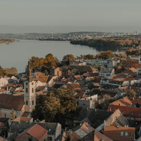I tetti di Zemun e il Danubio a Belgrado, visti dall'alto