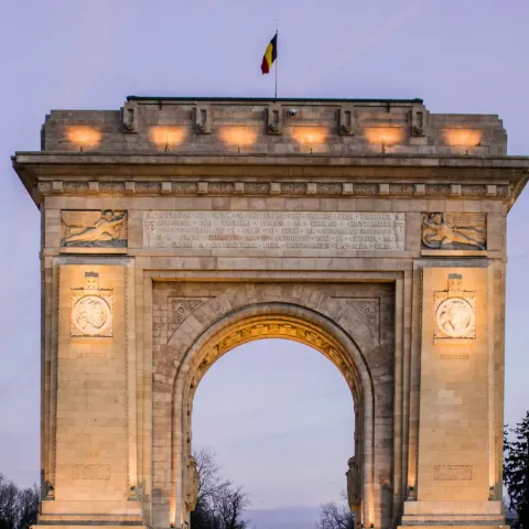 L'Arco di Trionfo di Bucarest illuminato al tramonto