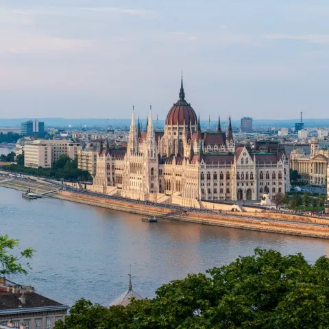 Il Parlamento ungherese sulla riva del Danubio a Budapest