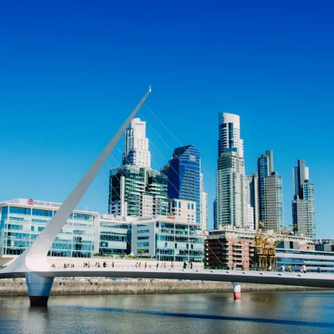 Il Puente de la Mujer e i grattacieli di Puerto Madero a Buenos Aires