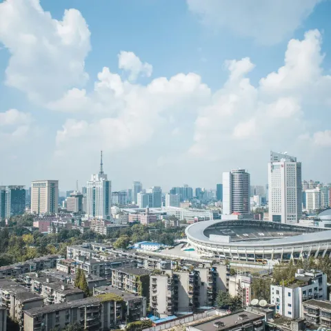 Lo skyline di Chengdu sotto il cielo azzurro