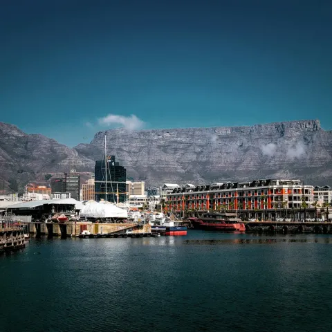 Il V&A Waterfront con le barche e la Table Mountain sullo sfondo