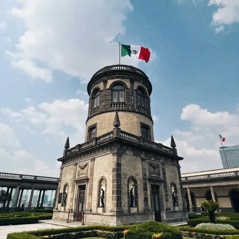 La torre del Castello di Chapultepec con la bandiera del Messico
