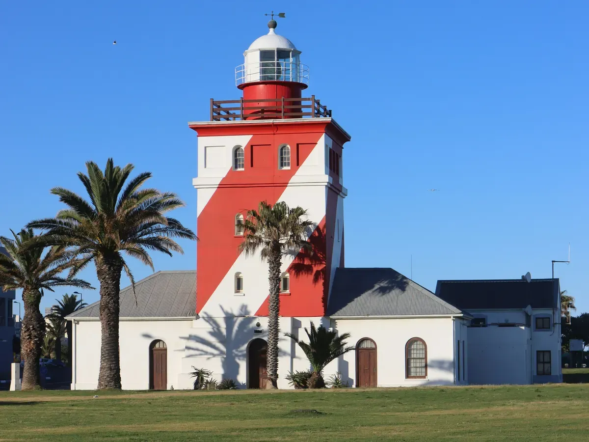Il faro di Mouille Point, a strisce bianche e rosse, tra le palme