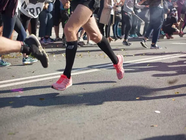 Ragazzo che corre una maratona