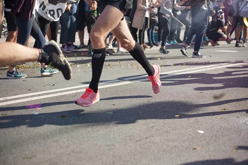 Ragazzo che corre una maratona