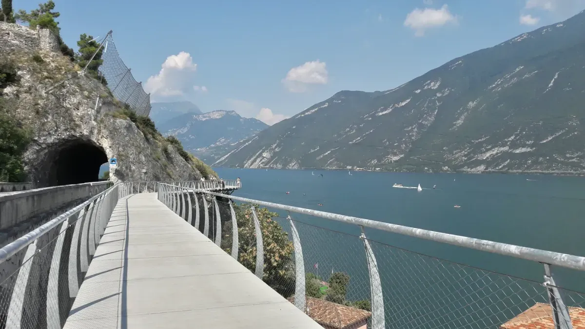 IL PIU' BEL PERCORSO PER CORRERE IN EUROPA E' SUL LAGO DI GARDA