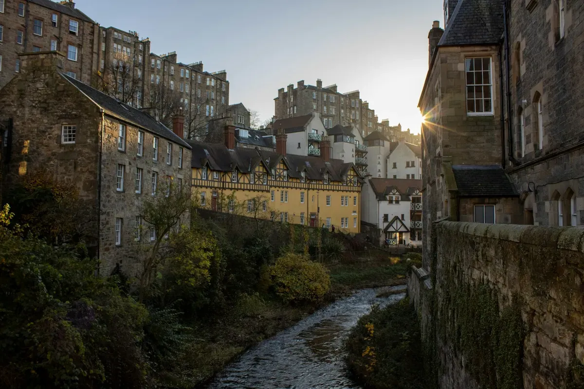 Le case di pietra di Dean Village e il Water of Leith, con il sentiero lungo il fiume