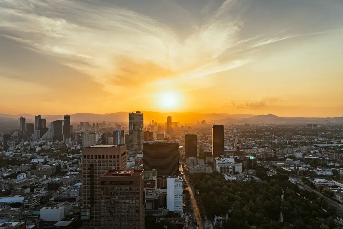 I grattacieli di Città del Messico al tramonto, visti dall'alto