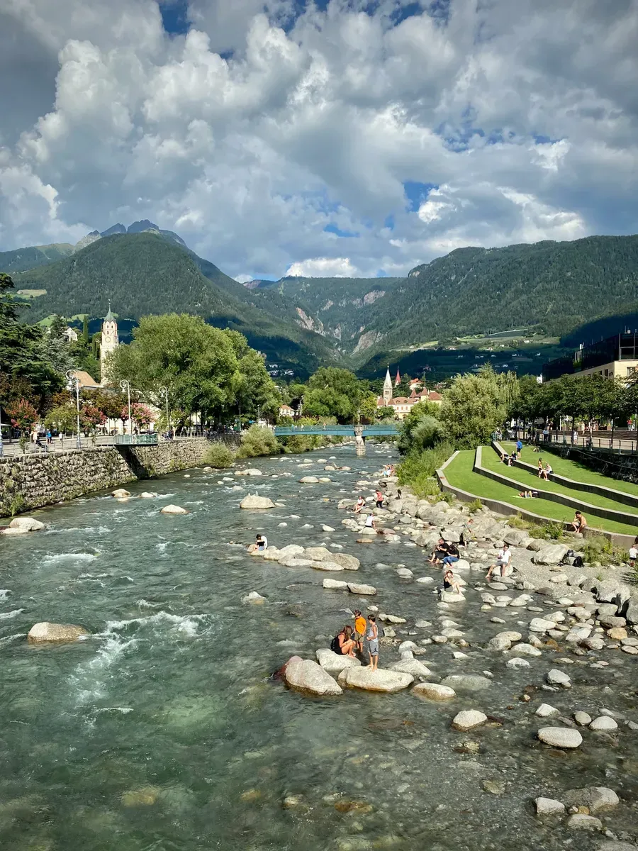 Un torrente con le sponde a gradoni che attraversa una città dell'Alto Adige