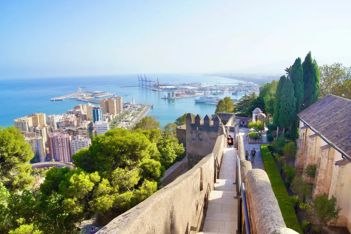 Le mura del Gibralfaro e la vista sul porto di Málaga dall'alto