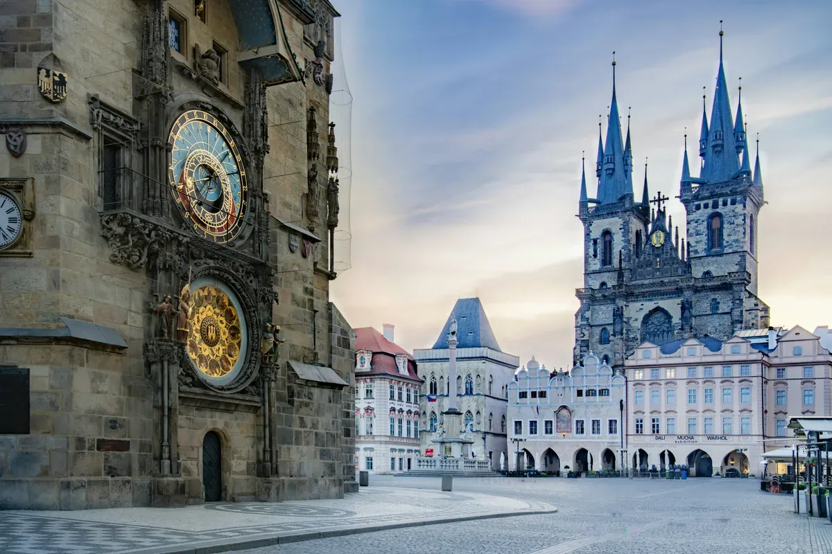 La Piazza della Città Vecchia di Praga con l'orologio astronomico e la chiesa di Týn