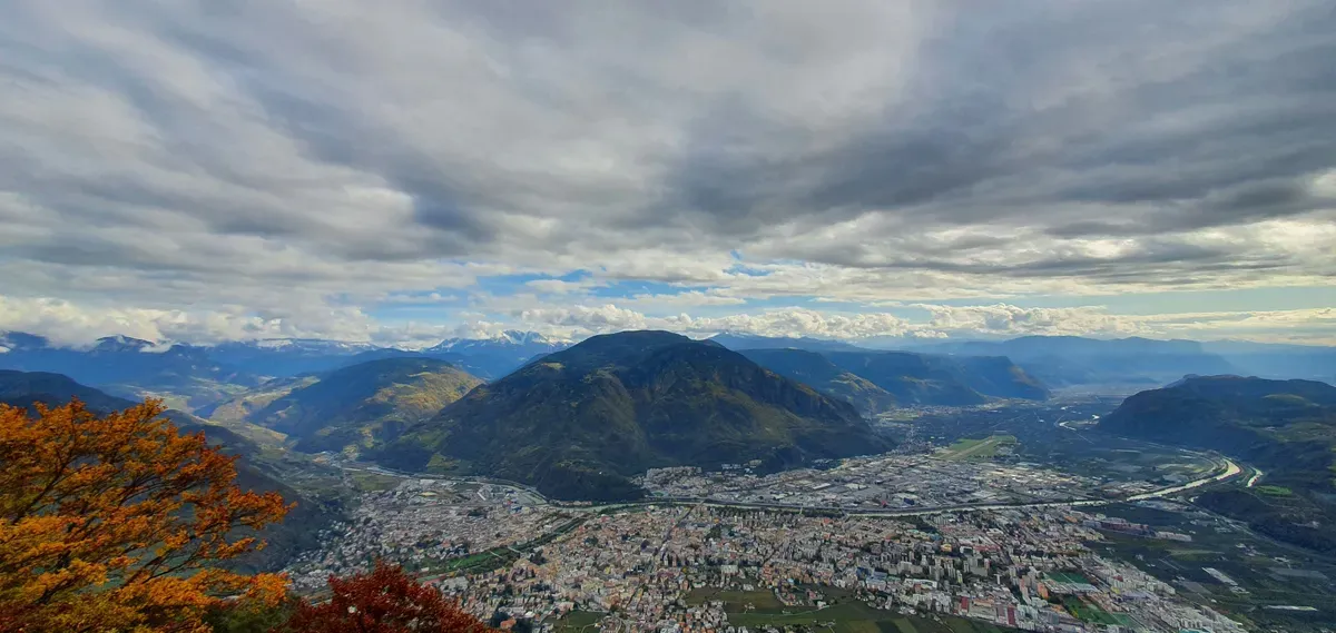 La conca di Bolzano vista dall'alto, con le montagne intorno