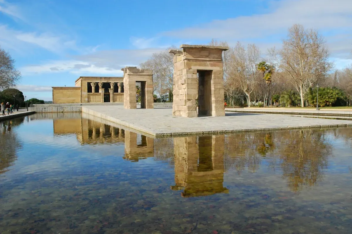 Il Templo de Debod che si specchia nella vasca, a Madrid