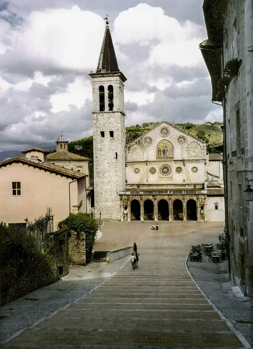 La facciata del Duomo di Spoleto con il campanile