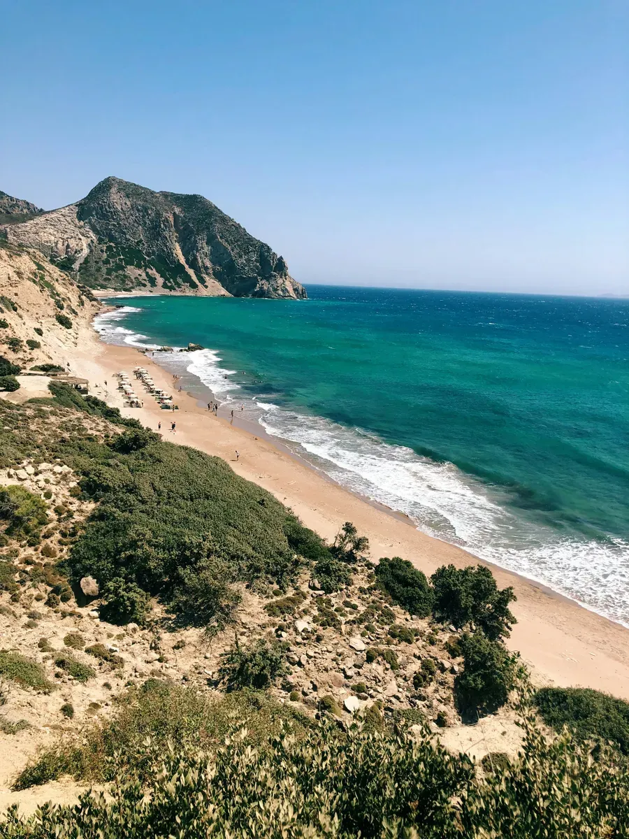 Una spiaggia lunga sulla costa di Kos, con le colline alle spalle