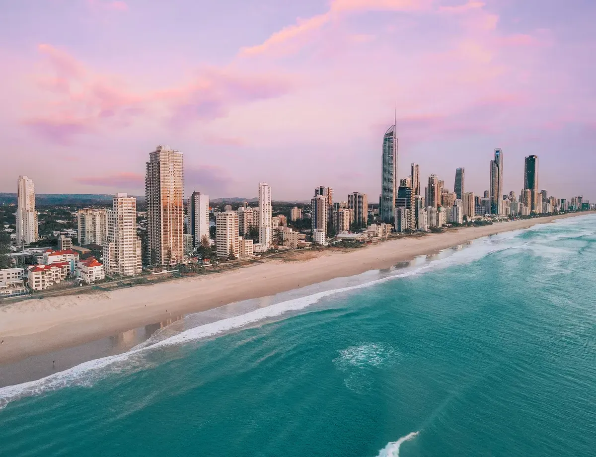 La spiaggia della Gold Coast e i grattacieli al tramonto