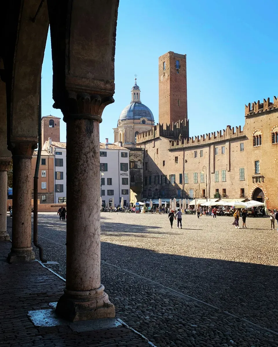 Una piazza del centro di Mantova vista da sotto un portico