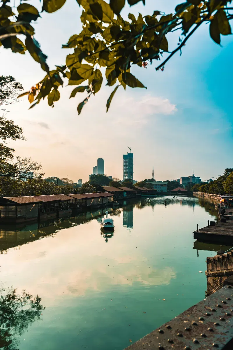 Il Beira Lake a Colombo con i grattacieli sullo sfondo