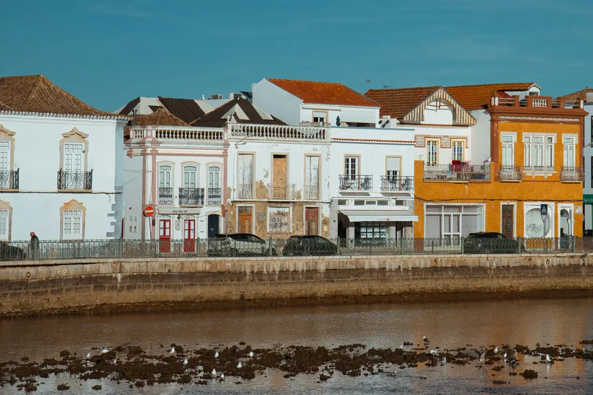 Case affacciate sull'acqua vicino a Tavira
