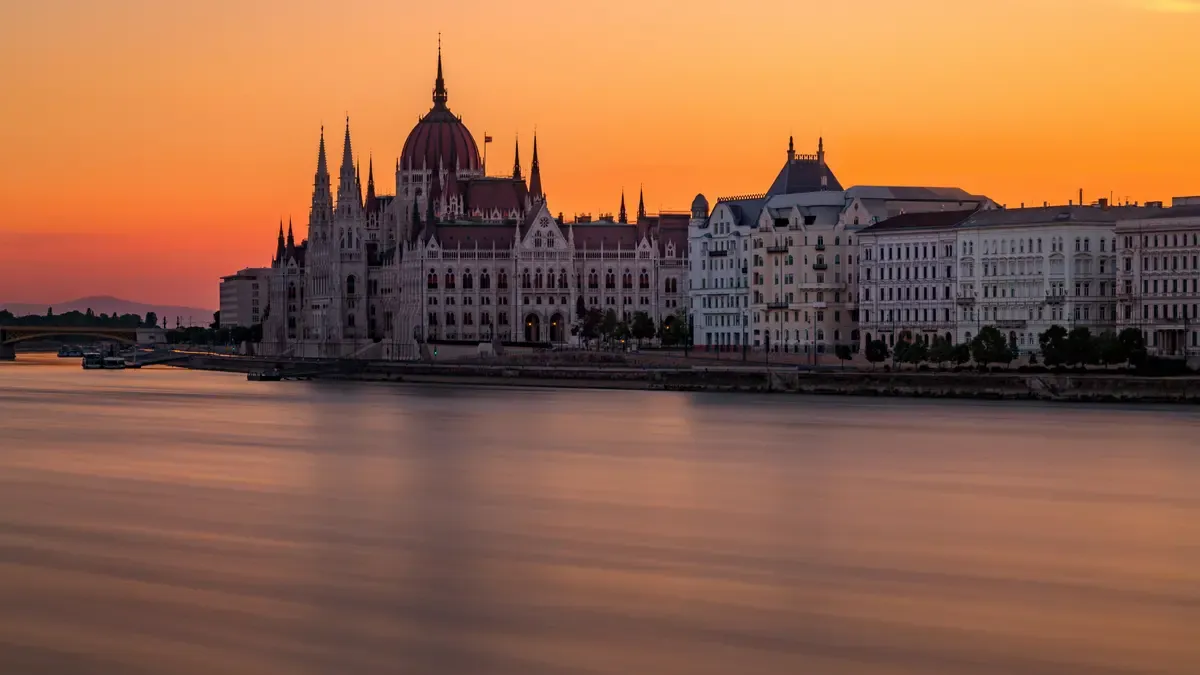 Il Parlamento ungherese sul Danubio al tramonto, visto da Buda