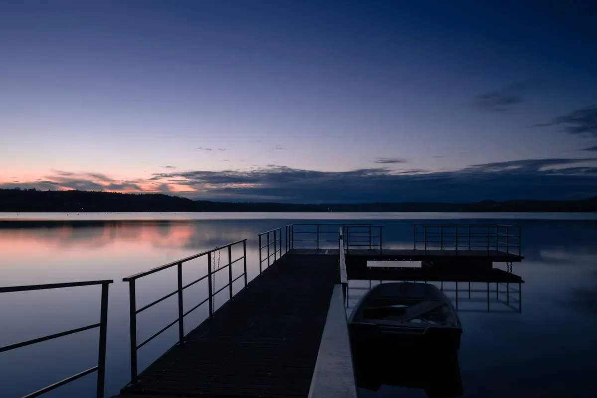 Un pontile sul lago all'alba