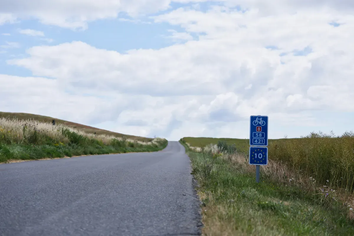 Una pista ciclabile asfaltata in campagna