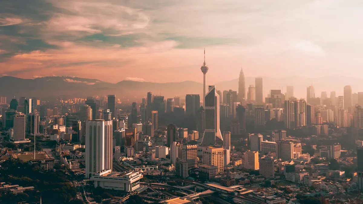 Lo skyline di Kuala Lumpur al tramonto