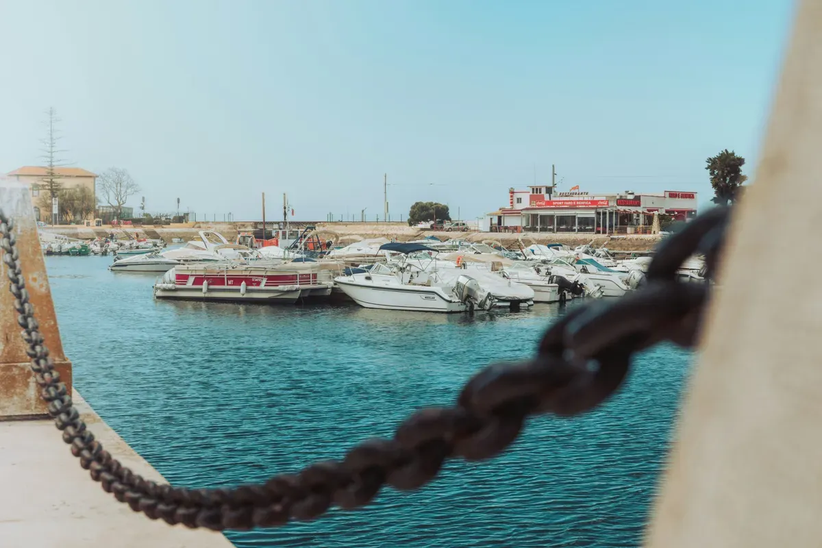 Le barche ormeggiate nella marina di Faro