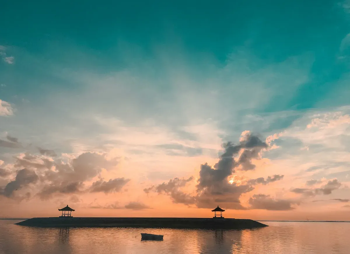 L'alba su Pantai Karang, a Sanur, con i gazebo sul molo