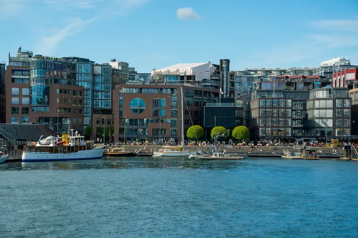 Le case di Aker Brygge e il porto di Oslo d'estate