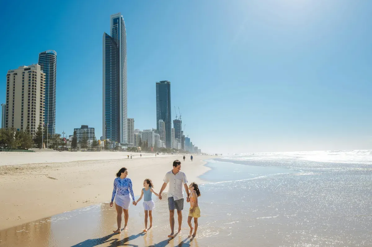 Una famiglia che cammina sulla spiaggia di Surfers Paradise