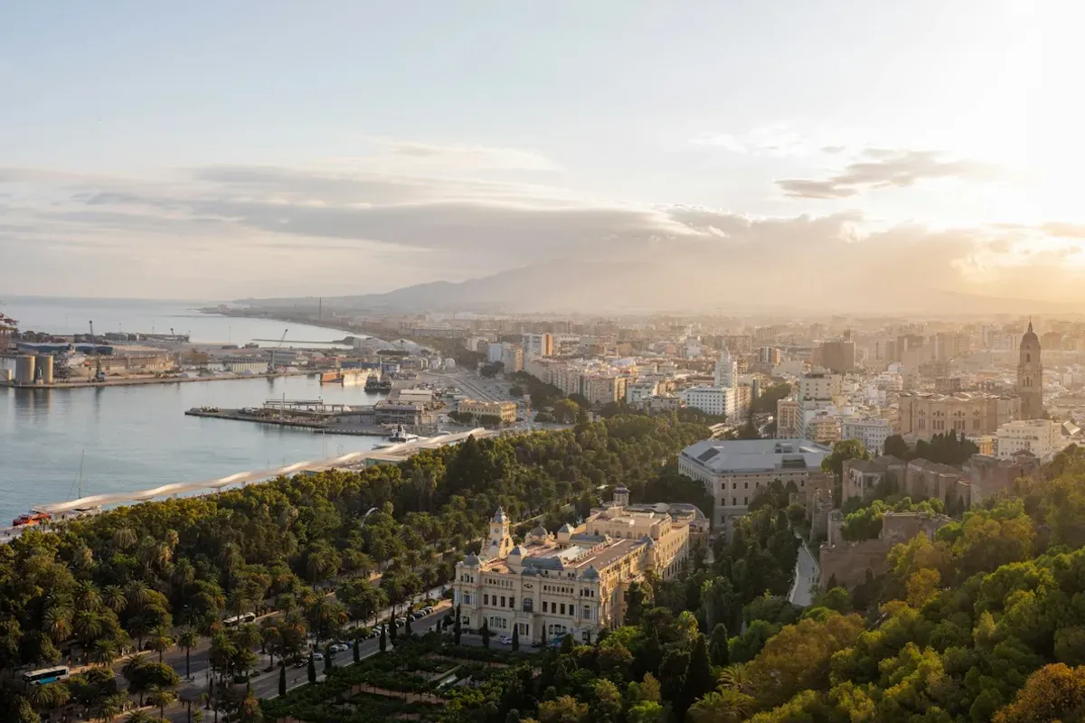 Málaga vista dall'alto al tramonto, con il Parque de Málaga, il porto e il mare