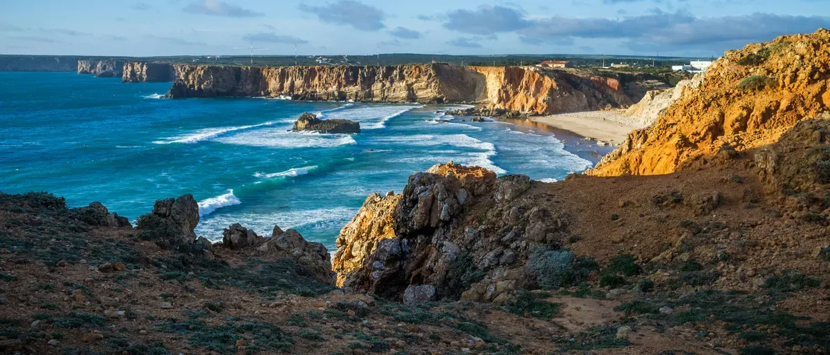 Le scogliere di Sagres sul mare blu