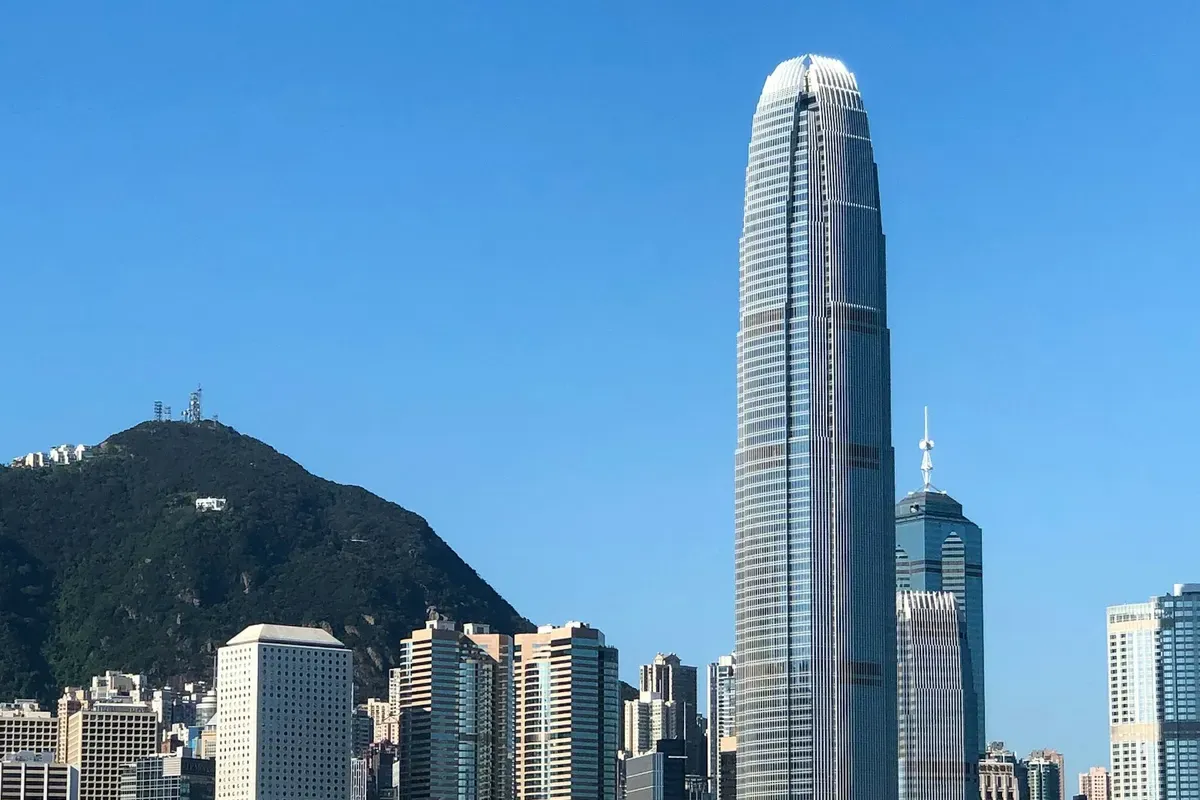 Il grattacielo IFC e la collina del Peak sopra Central a Hong Kong