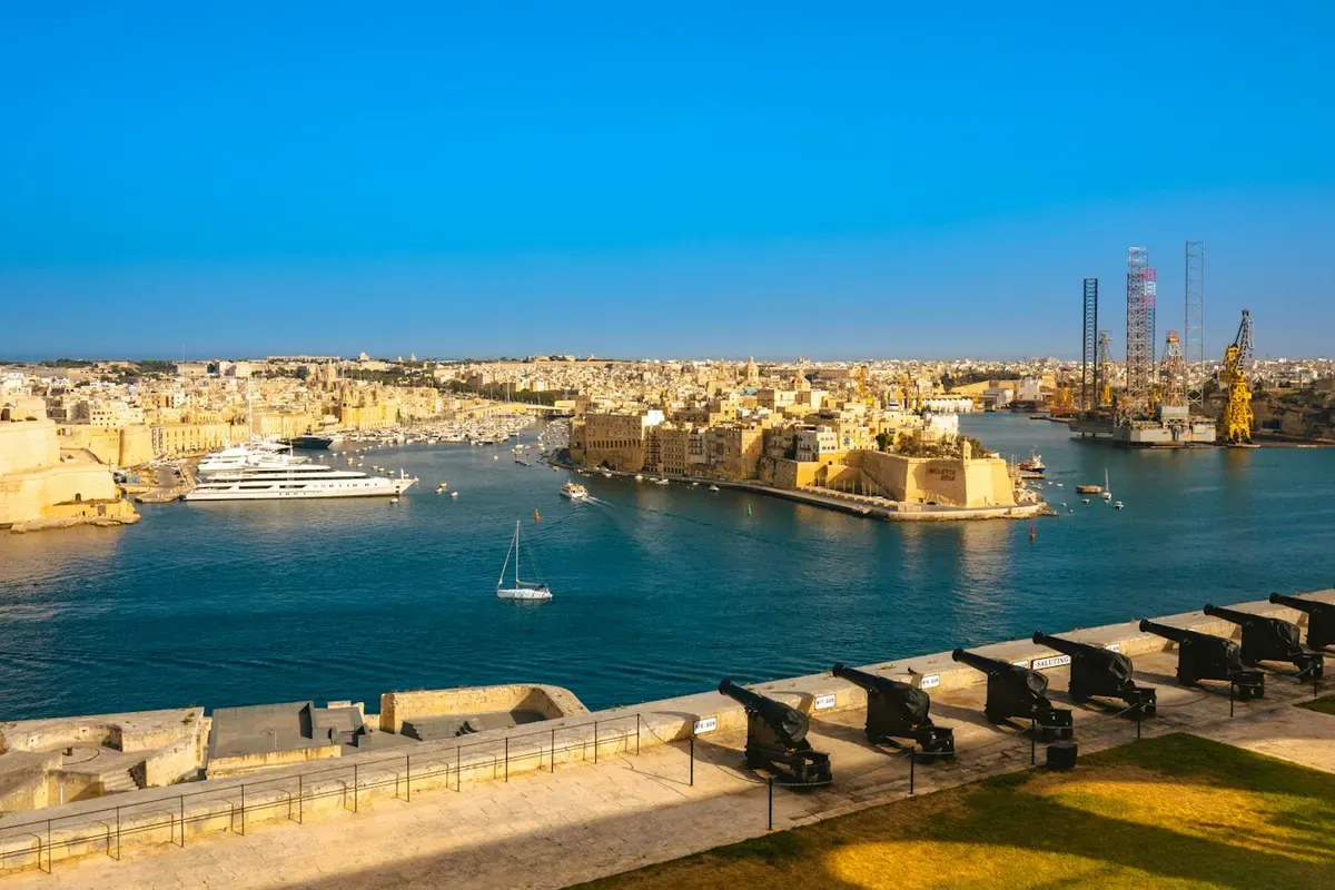 Il Grand Harbour di Malta visto da La Valletta, con i cannoni della batteria e le Tre Città