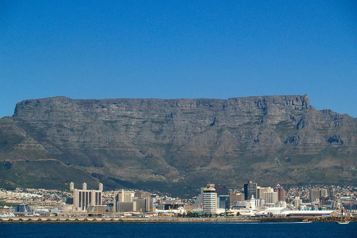 La Table Mountain sopra il centro di Città del Capo, vista dal mare