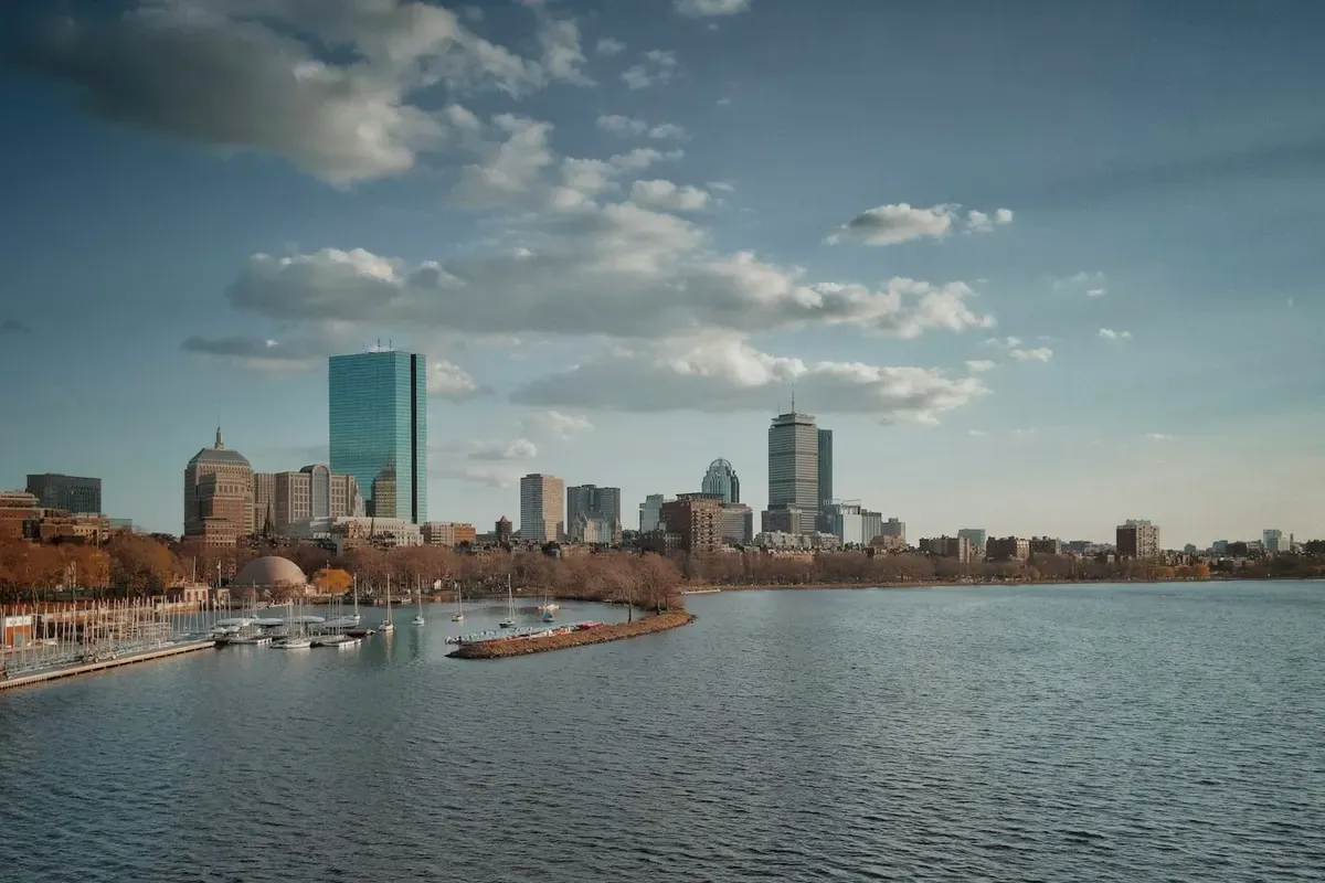 Lo skyline di Boston al tramonto visto oltre il Charles River