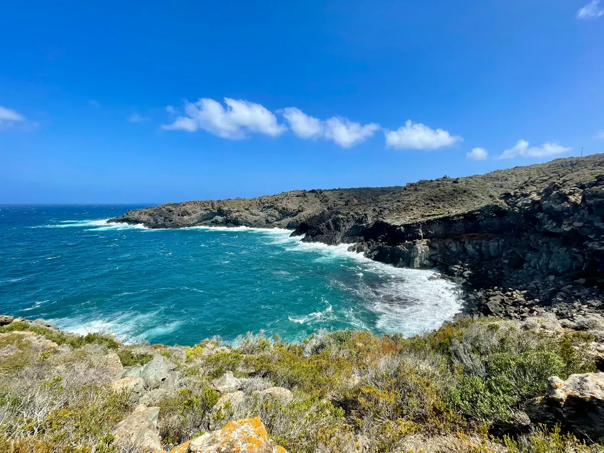 La costa rocciosa di Pantelleria con il mare turchese