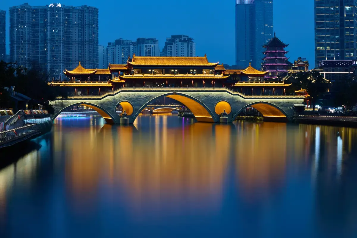 Il ponte coperto di Anshun illuminato di notte sul fiume Jinjiang, a Chengdu