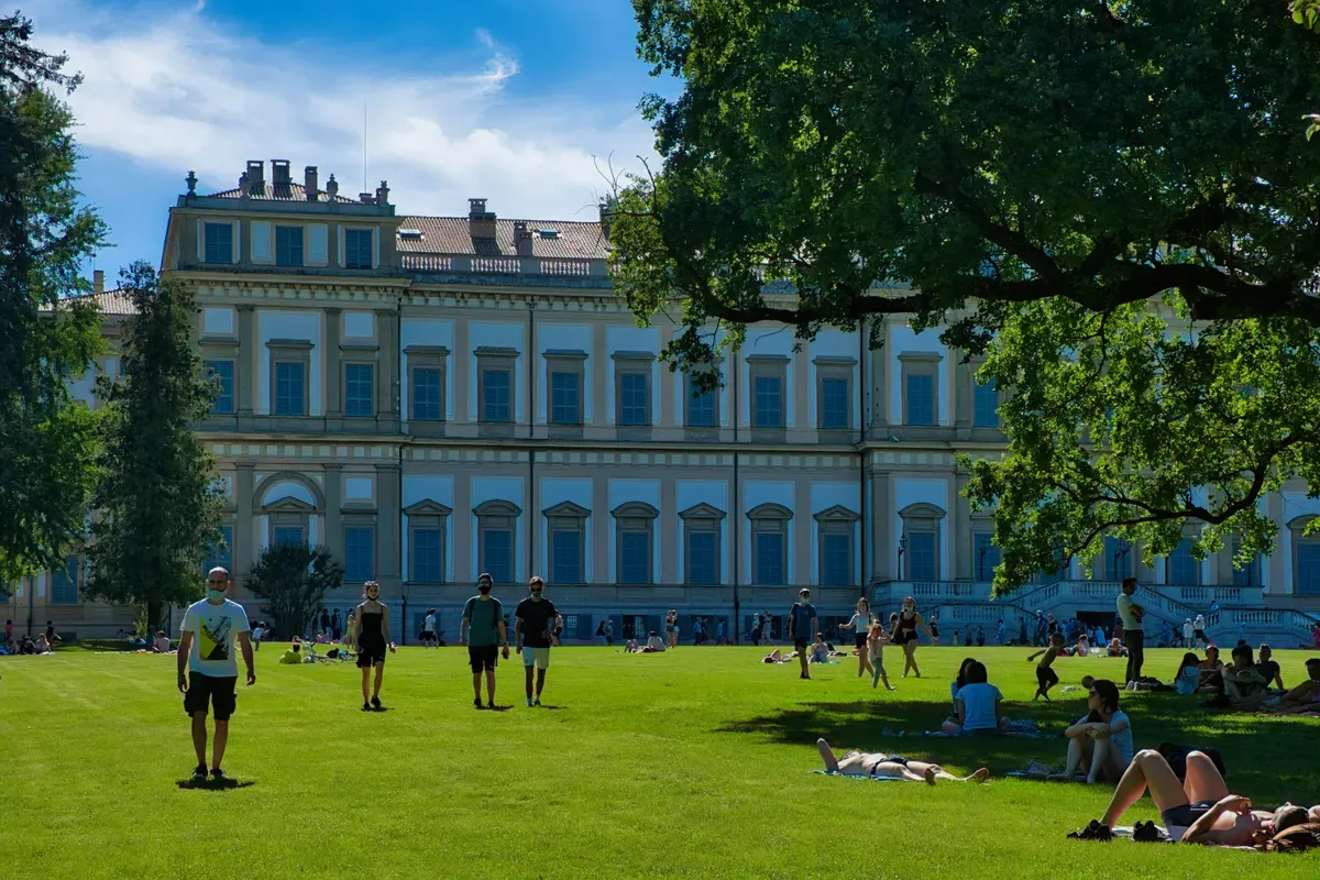 Il prato davanti alla Villa Reale di Monza con le persone al sole