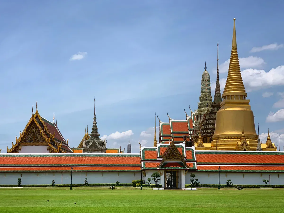 Le guglie dorate del Grand Palace oltre il prato, a Bangkok