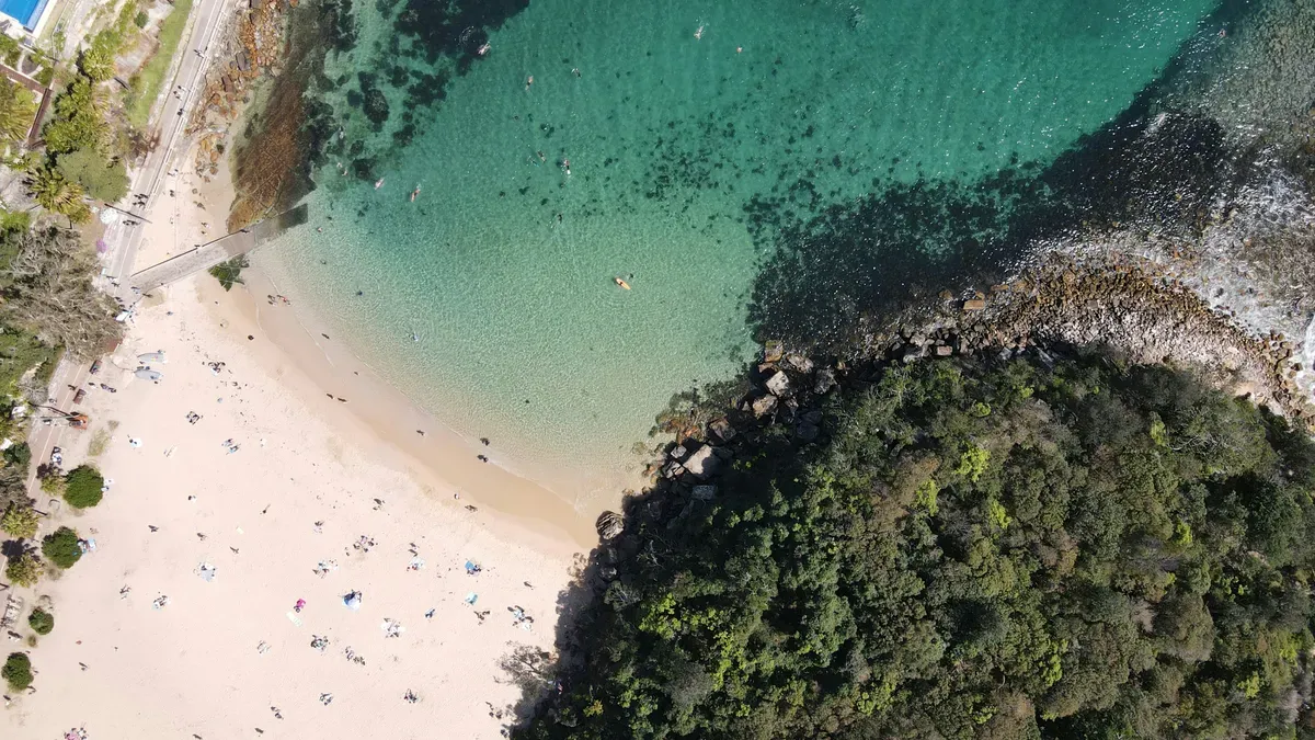 Shelly Beach a Manly vista dall’alto, con l’acqua turchese e la scogliera verde