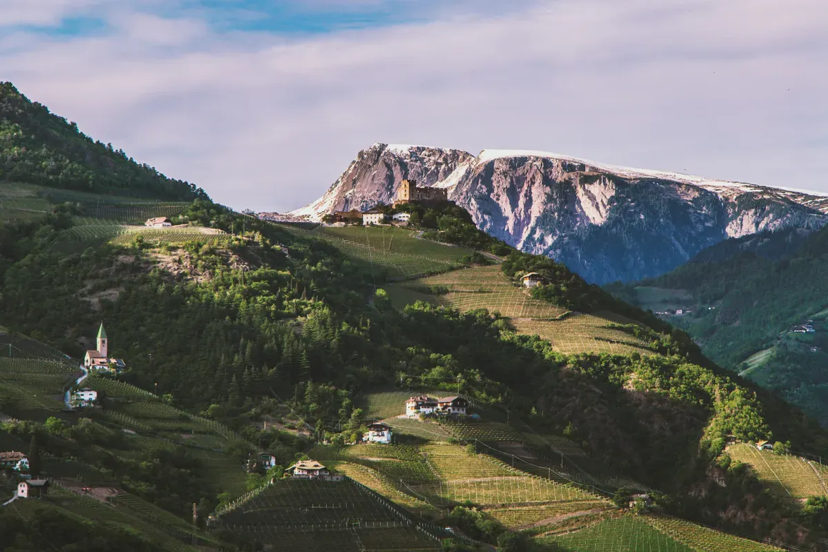 Un paese di montagna tra prati e boschi in Alto Adige