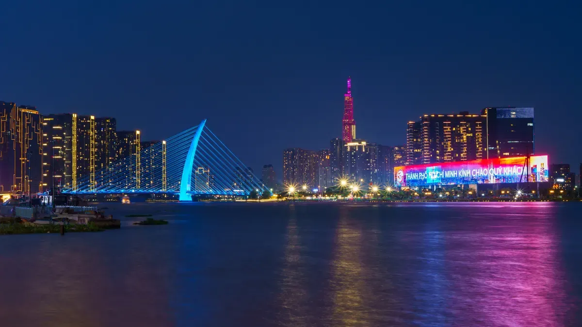 Il ponte Ba Son illuminato di notte sul fiume Saigon