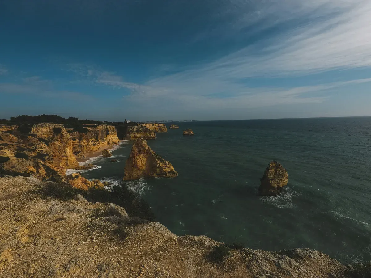 La costa dell'Algarve vista dall'alto di una scogliera