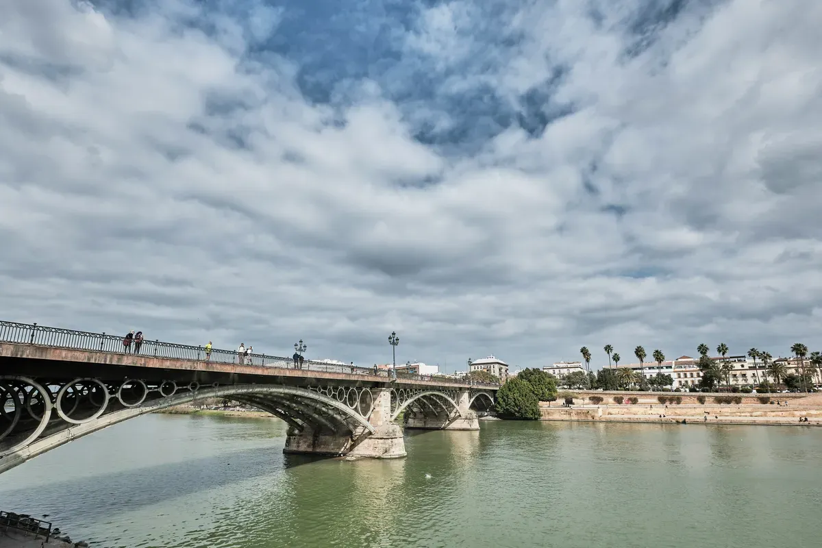 Un ponte in ferro sul fiume Guadalquivir a Siviglia