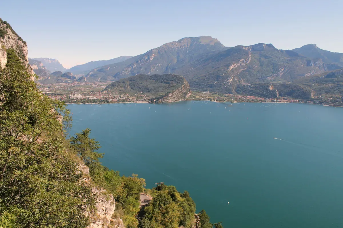 Il Lago di Garda tra le montagne, visto dalla strada del Ponale