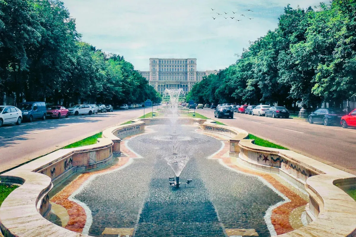 Le fontane di Bulevardul Unirii a Bucarest, con il Palazzo del Parlamento in fondo al viale alberato