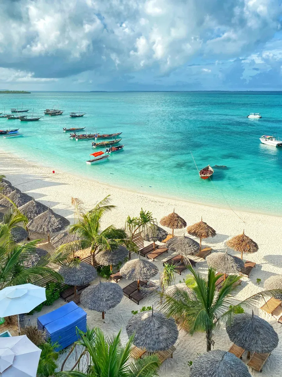 Barche di legno ormeggiate davanti a una spiaggia di Zanzibar